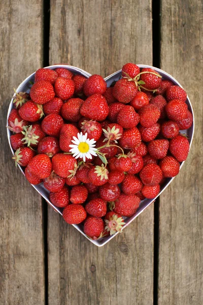 Caja en forma de corazón lleno de fresas maduras — Foto de Stock