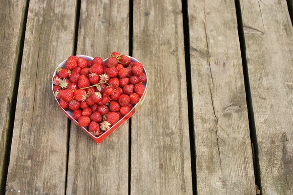 Caixa em forma de coração cheio de morangos maduros — Fotografia de Stock