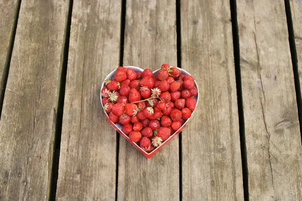 Caixa em forma de coração cheio de morangos maduros — Fotografia de Stock