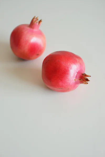 Granaatappel vruchten op een tafel — Stockfoto