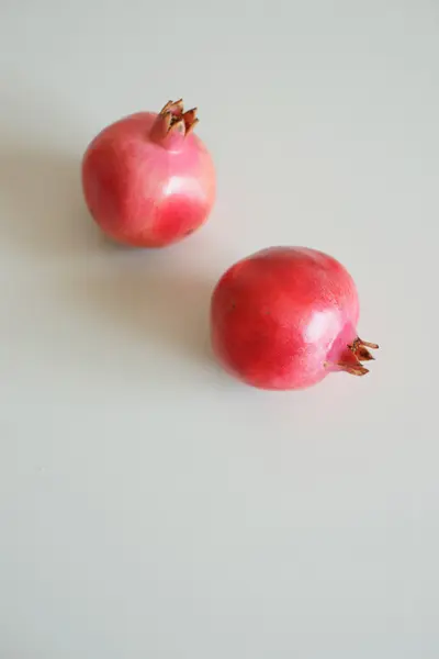 Granatäpple frukt på ett bord — Stockfoto