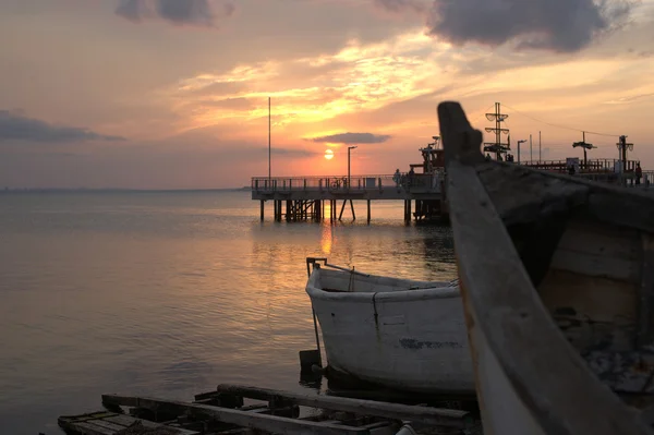 Tramonto nella città di pesca bulgara — Foto Stock