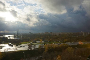 Rusya, Moskova, Kasım 2020. Büyük otoyolun manzarası.