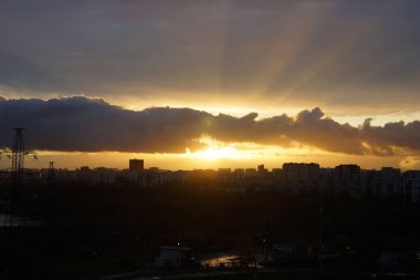 Rusya, Moskova, Kasım 2020. Büyük otoyolun manzarası.