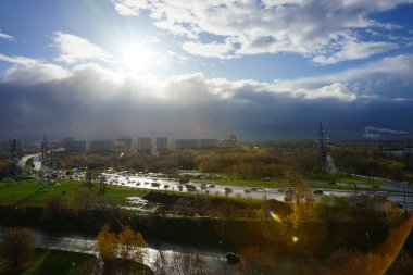 Rusya, Moskova, Kasım 2020. Büyük otoyolun manzarası.