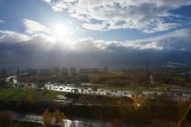 Rusya, Moskova, Kasım 2020. Büyük otoyolun manzarası.