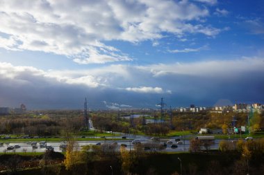 Rusya, Moskova, Kasım 2020. Büyük otoyolun manzarası.