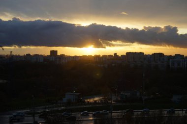 Rusya, Moskova, Kasım 2020. Büyük otoyolun manzarası.