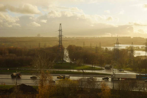 Rusya, Moskova, Kasım 2020. Büyük otoyolun manzarası.