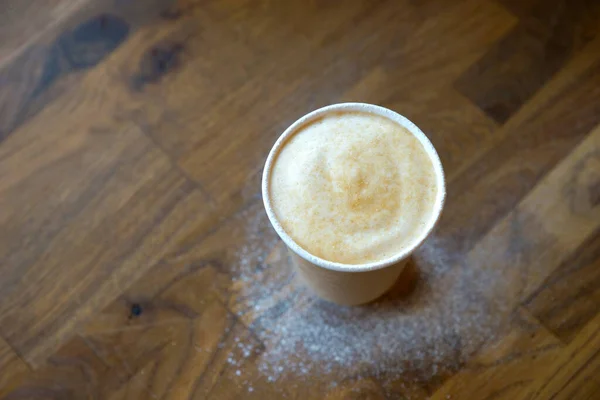 Barista Prepara Café Una Taza Papel — Foto de Stock