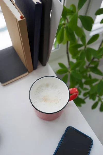 Pracować Domu Czerwony Kubek Kawą Biurku — Zdjęcie stockowe