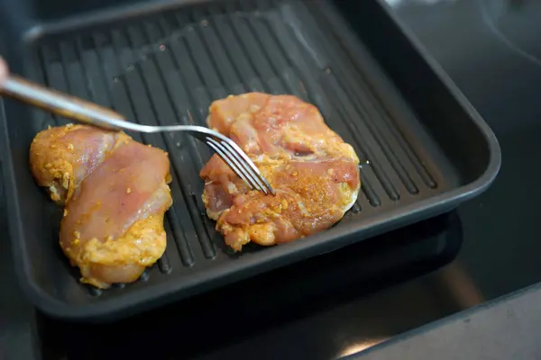 Spiced Chicken Thighs Grill Pan — Stock Photo, Image