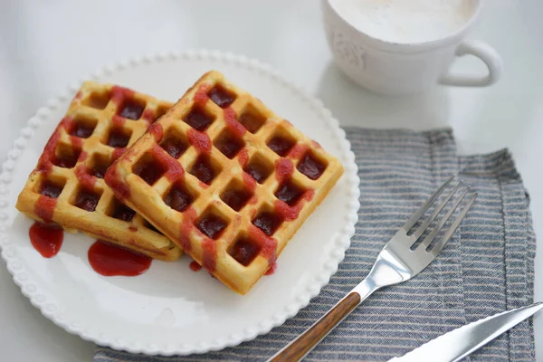 Ontbijt Met Belgische Wafels Koffie Melkschuim — Stockfoto