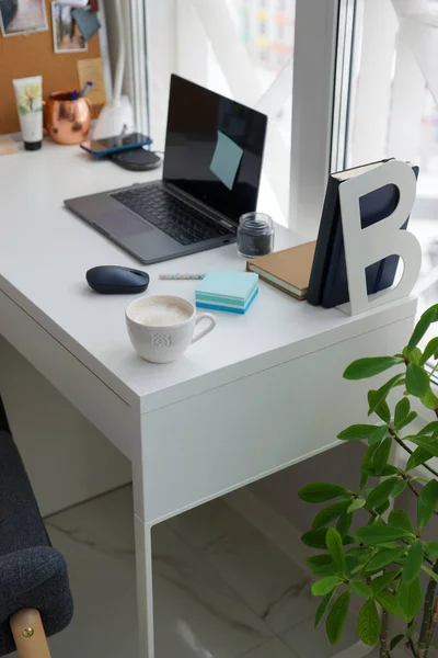 Schreibtisch Mit Laptop Und Kaffeetasse Hause — Stockfoto