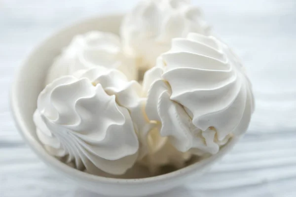 Zephyr Una Ciotola Ceramica Uno Sfondo Legno Bianco — Foto Stock