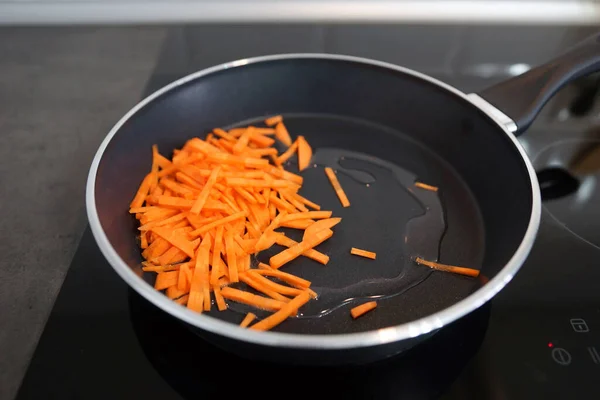 Zanahorias Frescas Picadas Una Sartén — Foto de Stock