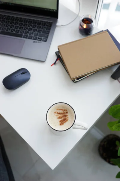 Biuro Laptopem Filiżanką Kawy Domu — Zdjęcie stockowe