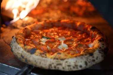 Napoli pepperonili pizza ahşap fırında.