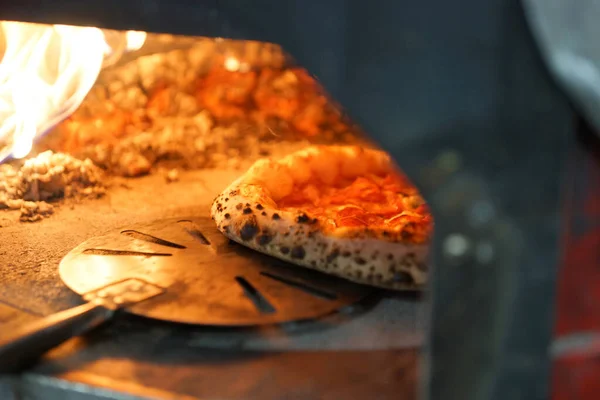 Napoli pepperonili pizza ahşap fırında.