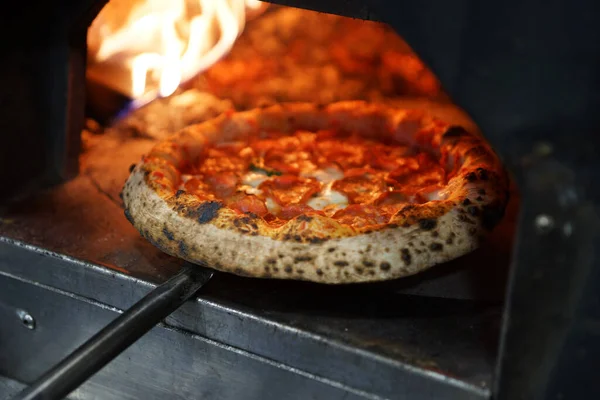 Napoli pepperonili pizza ahşap fırında.