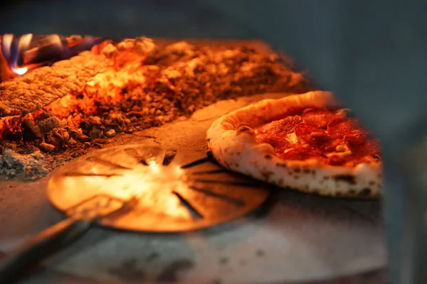 Odun Ateşinde Sosisli Napoli Pizzası — Stok fotoğraf