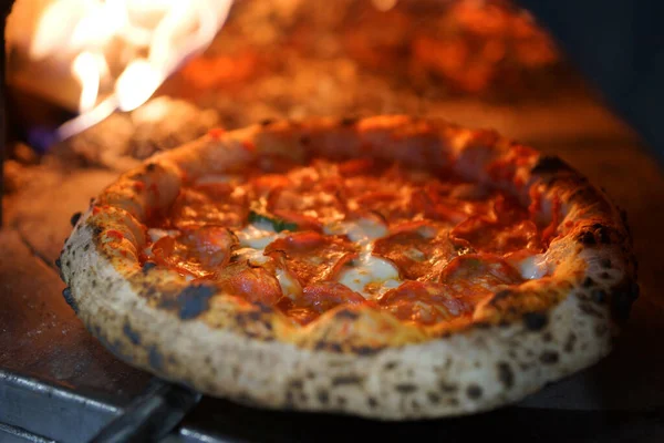 Pizza Napolitana Pepperoni Horno Leña — Foto de Stock