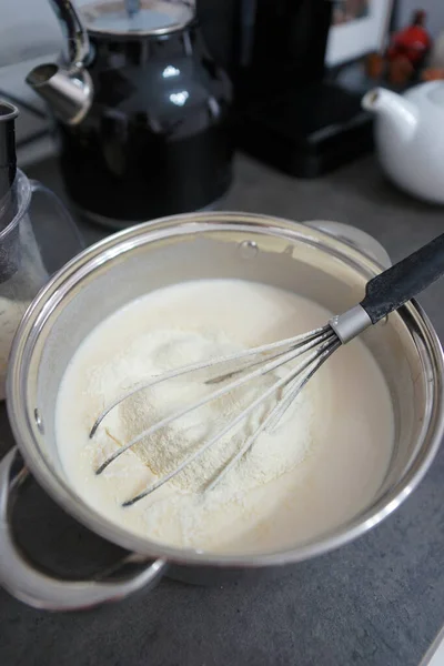 Pancake Testo Una Sartén Sobre Mesa Cocina — Foto de Stock