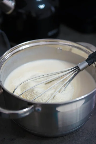 Mutfaktaki masada tavada krep hamuru.