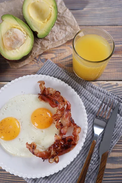 Frühstück Mit Spiegeleiern Und Speck — Stockfoto