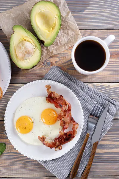 Frühstück Mit Spiegeleiern Und Speck — Stockfoto