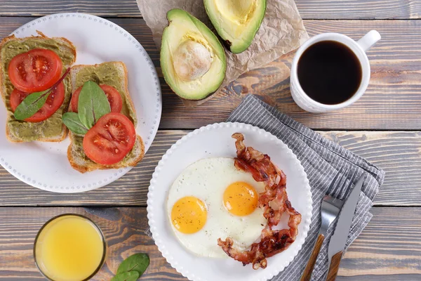 Frukost Med Stekta Ägg Och Bacon Och Smörgåsar Med Guacamole — Stockfoto