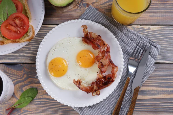 Frühstück Mit Spiegeleiern Und Speck Und Sandwiches Mit Guacamole Sauce — Stockfoto