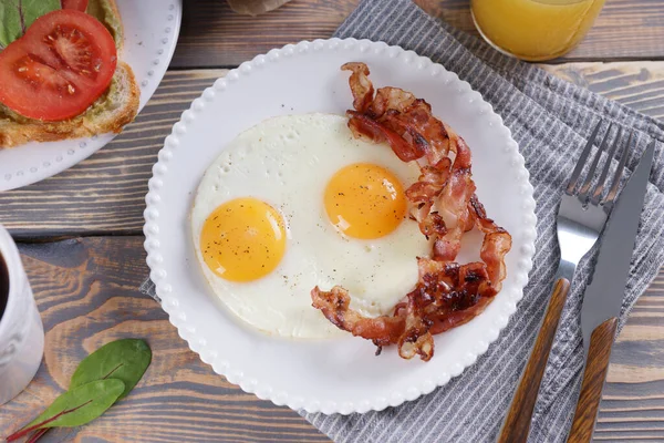 Frühstück Mit Spiegeleiern Und Speck Und Sandwiches Mit Guacamole Sauce — Stockfoto