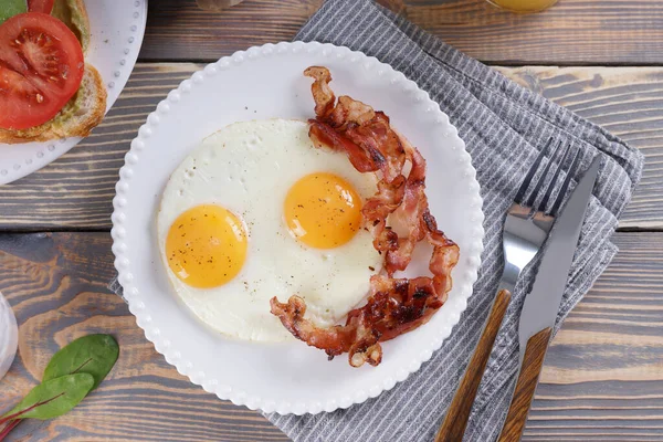 Frühstück Mit Spiegeleiern Und Speck Und Sandwiches Mit Guacamole Sauce — Stockfoto