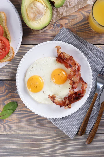 Frühstück Mit Spiegeleiern Und Speck Und Sandwiches Mit Guacamole Sauce — Stockfoto