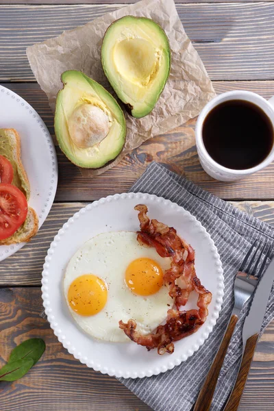 Frühstück Mit Spiegeleiern Und Speck Und Sandwiches Mit Guacamole Sauce — Stockfoto