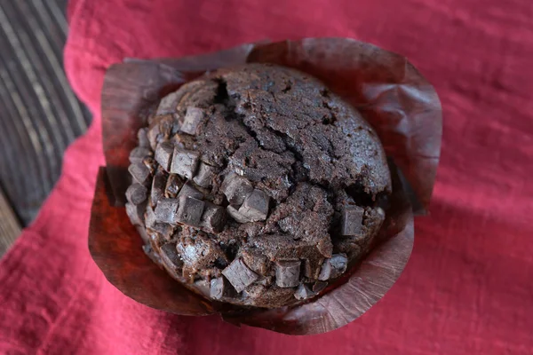 Schoko Muffin Nahaufnahme Auf Einer Himbeerserviette — Stockfoto