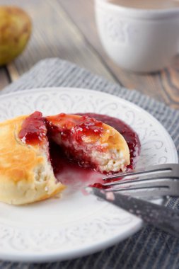 Ahşap bir masada ev yapımı lezzetli peynirli kekler.