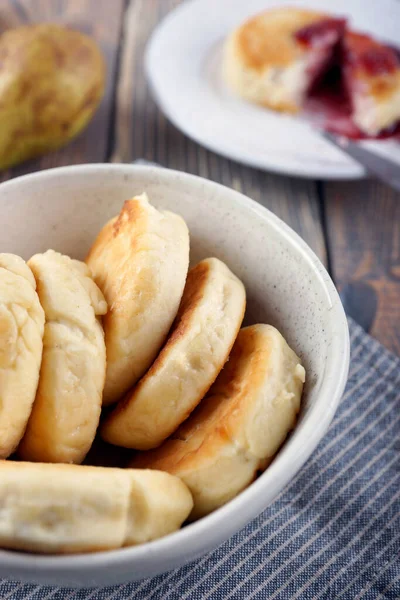 Köstliche Saftige Hausgemachte Käsekuchen Auf Einem Holztisch — Stockfoto