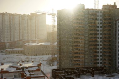 Banliyöde yeni bir evin inşaatı. Dzerzhinsky, Moskova bölgesi, Rusya. Mart 2020.