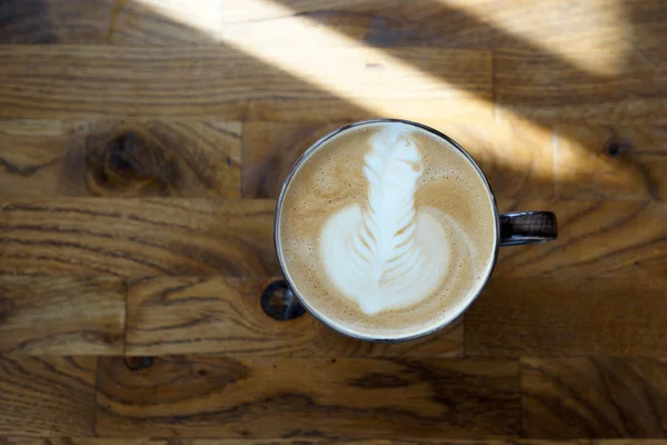 Eine Tasse Cappuccino Auf Einem Holztisch Einem Besseren Licht — Stockfoto