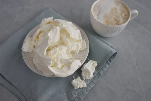 Merengue Grande Plato Una Servilleta Azul — Foto de Stock