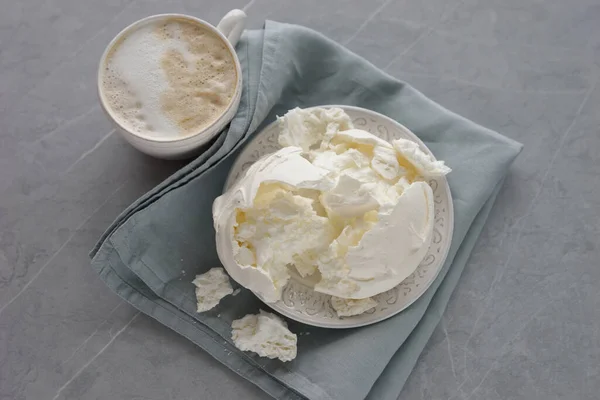 Grote Meringue Een Bord Een Blauwe Servet — Stockfoto