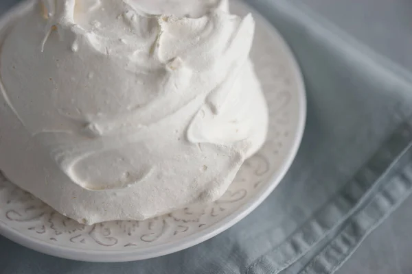 Grote Meringue Een Bord Een Blauwe Servet — Stockfoto