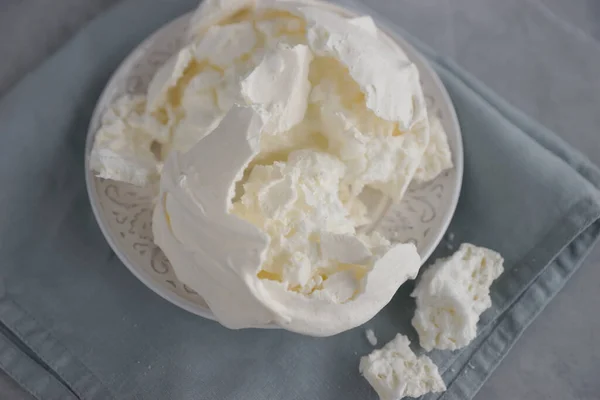 Grote Meringue Een Bord Een Blauwe Servet — Stockfoto