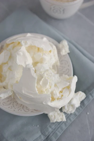 Grote Meringue Een Bord Een Blauwe Servet — Stockfoto