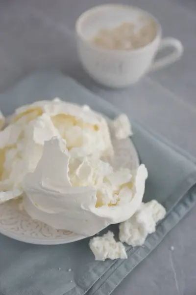 Grote Meringue Een Bord Een Blauwe Servet — Stockfoto