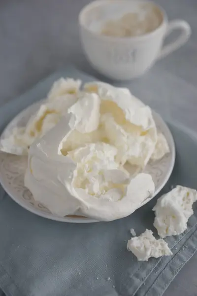 Grote Meringue Een Bord Een Blauwe Servet — Stockfoto