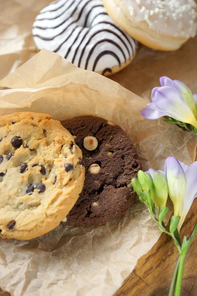 Schokoladen Und Vanillekekse Und Donuts — Stockfoto