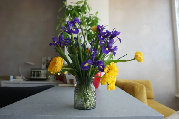 Букет Желтыми Тюльпанами Ирисами — стоковое фото